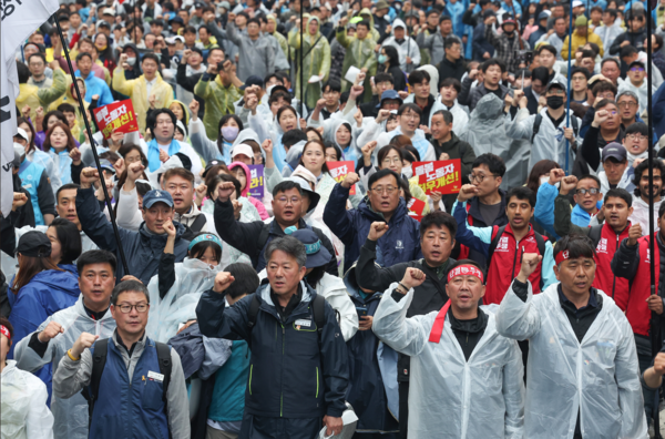 1일 서울 중구 숭례문 인근에서 민주노총 주최로 열린 2025 세계노동절대회에서 참가자들이 구호를 외치고 있다. 2025.5.1. 연합뉴스