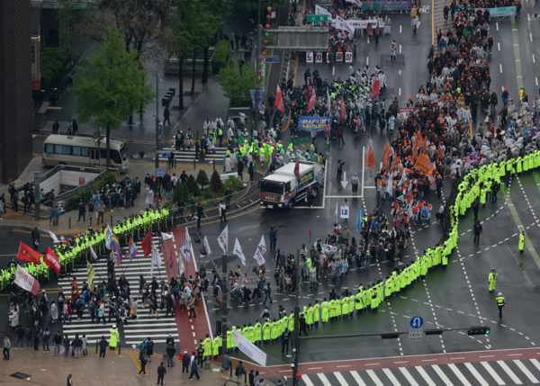 2025 세계노동절대회에 참가한 민주노총 조합원들이 1일 서울 중구 숭례문 인근에서 집회를 마친 뒤 서울시청 인근을 지나 행진하고 있다. 2025.5.1. 연합뉴스