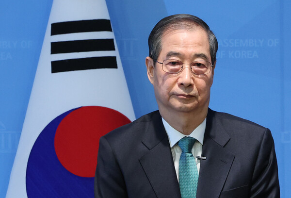 한덕수 전 국무총리가 2일 서울 여의도 국회 소통관에서 대통령 선거 출마에 앞서 인사하고 있다. 2025.5.2. 연합뉴스