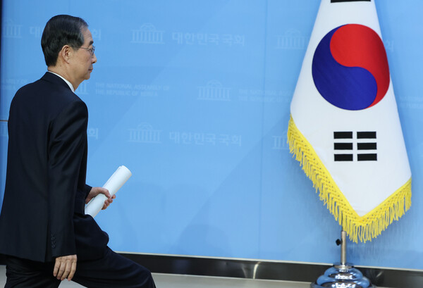 한덕수 전 국무총리가 2일 서울 여의도 국회 소통관에서 대통령 선거 출마 선언을 위해 이동하고 있다. 2025.5.2. 연합뉴스