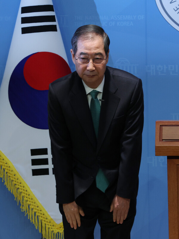 한덕수 전 국무총리가 2일 서울 여의도 국회 소통관에서 대통령 선거 출마에 앞서 인사하고 있다. 2025.5.2. 연합뉴스