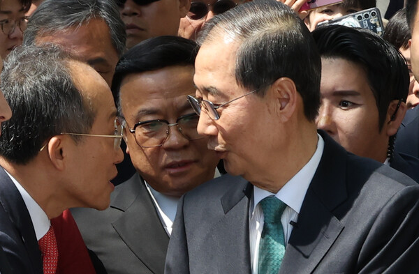 한덕수 전 국무총리가 2일 서울 여의도 국회에서 대통령선거 출마 선언을 마친 뒤 국민의힘 추경호 의원과 인사하고 있다. 2025.5.2. 연합뉴스