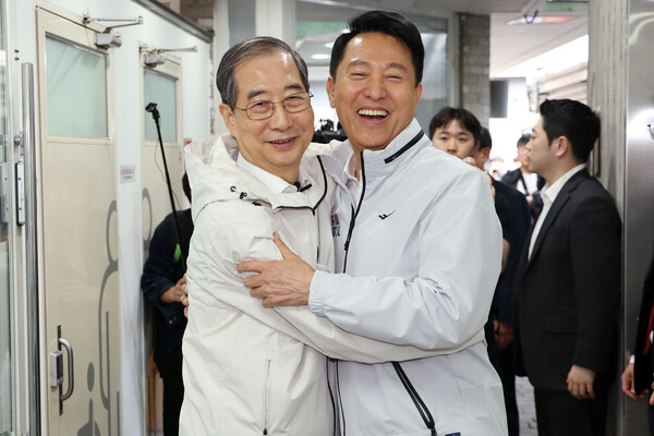 제21대 대통령 선거 출마를 선언한 한덕수 전 국무총리가 2일 서울 종로구 주민공동시설 '새뜰집' 온기창고에서 오세훈 서울시장과 만나 포옹을 하고 있다. 2025.5.2 [공동취재] 연합뉴스