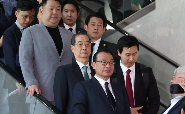 한덕수 전 국무총리가 2일 서울 여의도 국회 소통관에서 대통령 선거 출마 선언을 마치고 이동하고 있다. 2025.5.2. 연합뉴스