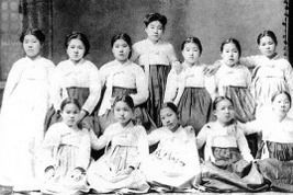 사진의 가운데 키 큰 사람이 박인덕 이화학당 교사. 뒷줄 제일 오른쪽이 유관순