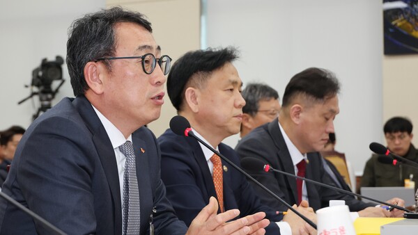 유영상 SK텔레콤 대표이사가 30일 국회 과학기술정보방송통신위원회의에서 열린 방송통신 분야 청문회에서 유심 해킹 사태와 관련한 질의에 답하고 있다. 2025.4.30. 연합뉴스