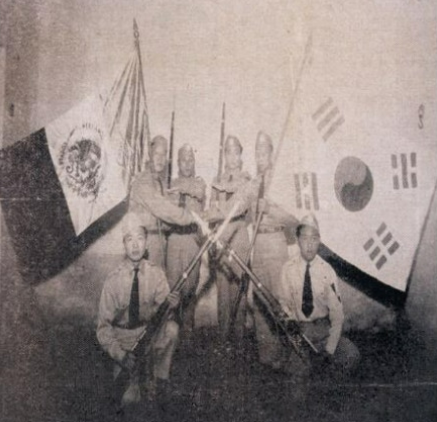 1941년 9월 대한인국민회 메리다지방회가 임시정부 대일 선전포고 1주년 기념식을 열고 있다. (독립기념관 제공)