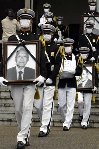 국립대전현충원에서 열린 해외 애국선열 합동 안장식에서 영송병들이 임천택 선생 등 6위의 영현을 애국지사 묘역으로 봉송하고 있다. 2004.4.27. 연합뉴스