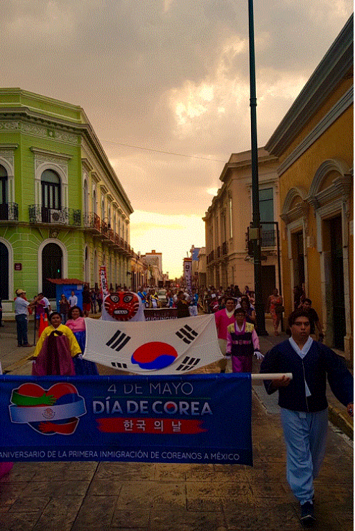 멕시코 한인 후손들이 2019년 5월 4일 ‘한국의 날’ 기념식을 마친 뒤 메리다시 거리를 행진하고 있다. (주멕시코 한국대사관 제공)