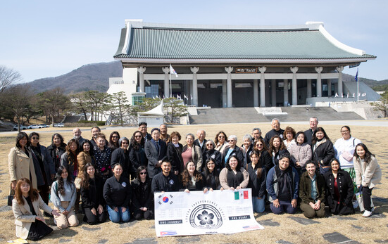 멕시코와 쿠바 등의 독립운동가 후손들로 구성된 ‘한·멕시코 120주년 기념 고국 방문단’이 충남 천안 독립기념관 겨레의집을 배경으로 기념촬영을 하고 있다. (독립기념관 제공)
