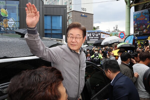 더불어민주당 이재명 대선 후보가 '골목골목 경청투어' 사흘째인 3일 '동해안벨트' 첫 방문지인 강원도 속초시 중앙재래시장에서 강원도민들을 만난 뒤 차에 올라 인사하고 있다. 2025.5.3.  연합뉴스