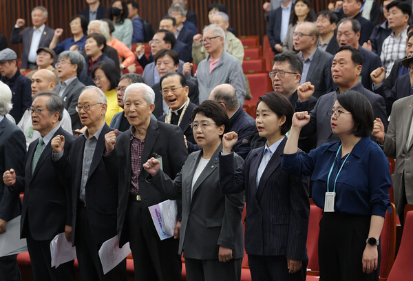 28일 국회 도서관에서 열린 에서 이부영, 신홍범 씨 등 시민사회단체 대표들과 조국혁신당 김선민 당대표 권한대행, 진보당 김재연 대선 후보, 기본소득당 용혜인 대표 등 참석자들이 임을 위한 행진곡을 제창하고 있다. 2025.4.28.   연합뉴스