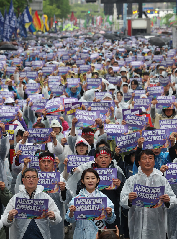 전국민주노동조합총연맹(민주노총)이 1일 서울 중구 숭례문 인근에서 연 '2025 세계노동절대회'에서 참가자들이 손팻말을 들고 구호를 외치고 있다. 2025.5.1.  연합뉴스
