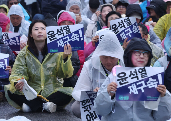 내란종식·사회대개혁 비상행동이 19일 서울 종로구 광화문광장 인근에서 연 시민행진에서 참가자들이 손팻말을 들고 있다. 2025.4.19.  연합뉴스
