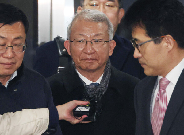 '사법농단' 재판 1심에서 무죄를 선고받은 양승태 전 대법원장이 26일 오후 서울 서초구 서울중앙지법을 나서고 있다. 2024.1.26 [공동취재] 연합뉴스