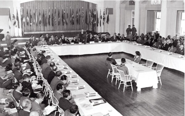 1944년 7월 미국 뉴햄프셔 주의 브레턴우즈에 있는 마운트 워싱턴 호텔에서 열린 유엔 금융 통화 회의 '브레턴우즈 회의'.   브런치스토리