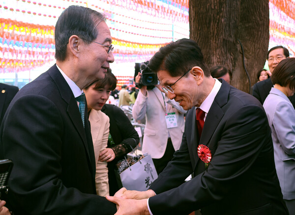 국민의힘 김문수 대선 후보(오른쪽)와 무소속 한덕수 대선 예비후보가 5일 서울 종로구 조계사에서 열린 불기 2569년 부처님오신날 봉축법요식을 마친 뒤 악수하고 있다. 2025.5.5. 연합뉴스