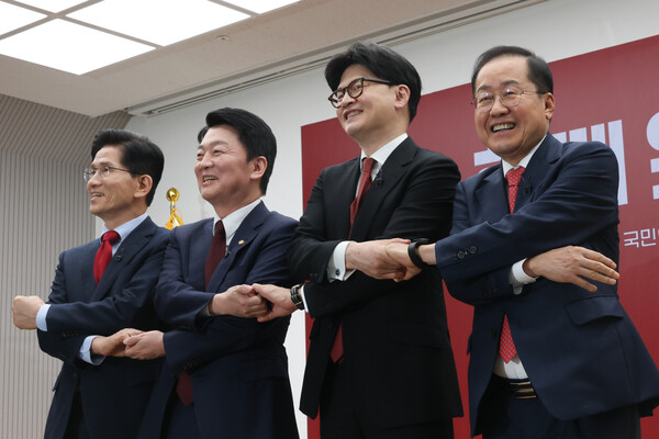 국민의힘 김문수(왼쪽부터), 안철수, 한동훈, 홍준표 대선 경선 후보가 23일 서울 여의도 국민의힘 중앙당사에서 열린 2차 경선 토론회 미디어데이에서 포즈를 취하고 있다. 2025.4.23 [국회사진기자단] 연합뉴스