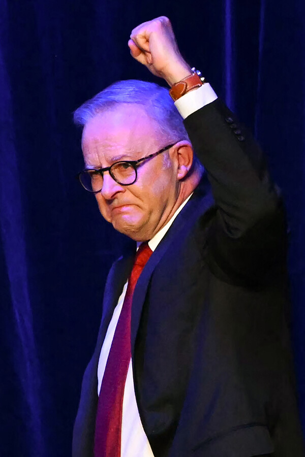 앤서니 앨버니지 호주 총리가 3일 연방 총선 뒤 노동당의 압승으로 예측되자 시드니에서 열린 승리 이벤트에서 주먹쥔 왼손을 들어보이고 있다. 2025.5.3. AFP 연합뉴스 