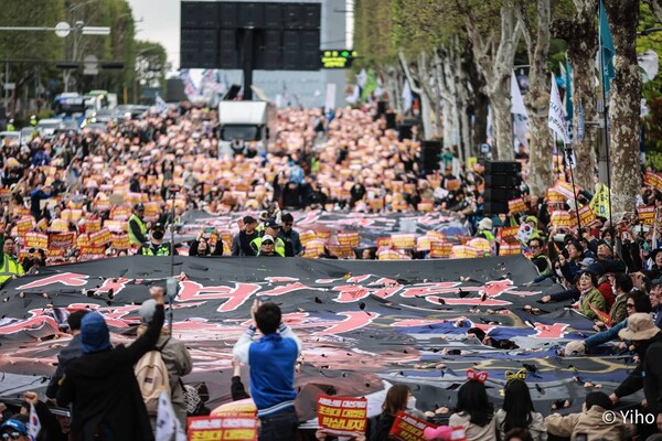 138차 전국집중 촛불대행진 행사 도중 참가자들이 '사법난동 대선개입' '조희대 대법원 박살내자!'라고 쓰인 조희대 현수막을 찢고 있다. 2025.05.03. 이호 작가