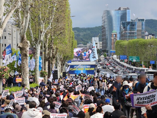 시민단체 촛불행동이 이날 서울 서초구 대법원 인근에서 집회를 열고 있다. 2025.5.3 연합뉴스
