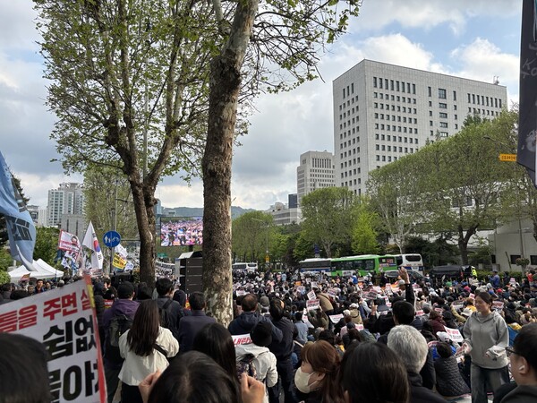 촛불행동의 제138차 전국집중 촛불대행진 행사가 3일 서울 서초구 대법원 청사 인근에서 10만 명의 시민이 참석한 가운데 진행되고 있다. 대법원장 조희대 탄핵을 외치고 있다. 2025. 05. 03 시민언론 민들레.