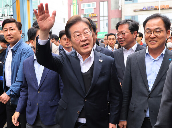 더불어민주당 이재명 대선 후보가 5일 경기도 양평군 양평물맑은시장에서 열린 '골목골목 경청투어'에서 시민들에게 인사하고 있다. 2025.5.5 연합뉴스