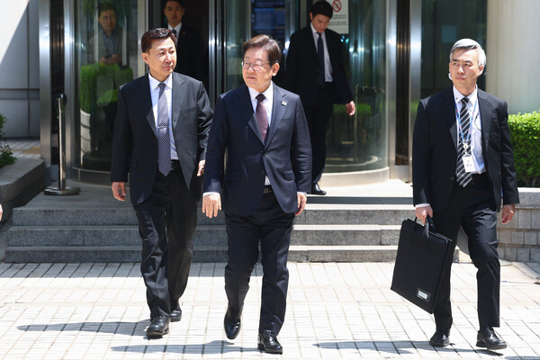 더불어민주당 이재명 대선 후보가 29일 서울 서초구 서울중앙지방법원에서 열린 '대장동 배임ㆍ성남FC 뇌물' 1심 속행 공판이 끝난 뒤 법원을 나서고 있다. 2025.4.29