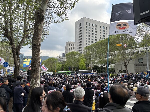 촛불행동의 제138차 전국집중 촛불대행진 행사가 3일 서울 서초구 대법원 청사 인근에서 10만 명의 시민이 참석한 가운데 진행되고 있다. 시민들은 정치적 중립 의무를 내던지고 대선에 개입한 대법원의 사법 쿠데타를 규탄하고 사태를 주도한 조희대 대법원장의 탄핵을 촉구했다. 2025. 05. 03 시민언론 민들레