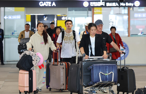 28일 인천항 국제여객부두로 선사 단동훼리(단동국제항운유한공사)의 2만4천748t급 카페리 '오리엔탈 펄 8호'을 타고 입국한 중국 관광객들이 여객터미널을 나서고 있다. 인천항과 중국 단둥을 잇는 한중 카페리의 승객 운송은 5년 2개월 만에 재개됐다. 2025.4.28 연합뉴스