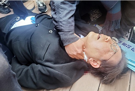 지난해 초의 이재명 살인미수 정치테러. 이제는 모든 수단을 총동원한 '이재명 죽이기'가 시도되고 있다 / 당시 유튜브 보도 화면 갈무리