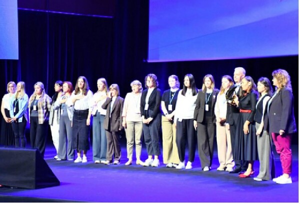 5월 4일 폴란드 크라쿠프에서 열린 '세계 뉴스미디어 대회'에서 '자유를 위한 황금 펜'상을 수상한 우크라이나 독립계 보도기관 관계자들.  아사히신문  5월 5일자