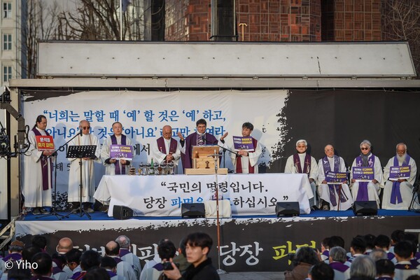 천주교정의구현전국사제단은 31일 오후 6시 서울 종로구 열린송현 녹지광장 입구(안국역 1번 출구)에서 '윤석열에 대한 헌법재판소의 조속한 파면 선고를 촉구하는 시국미사'를 봉헌했다. 2025.03.31. 이호작가