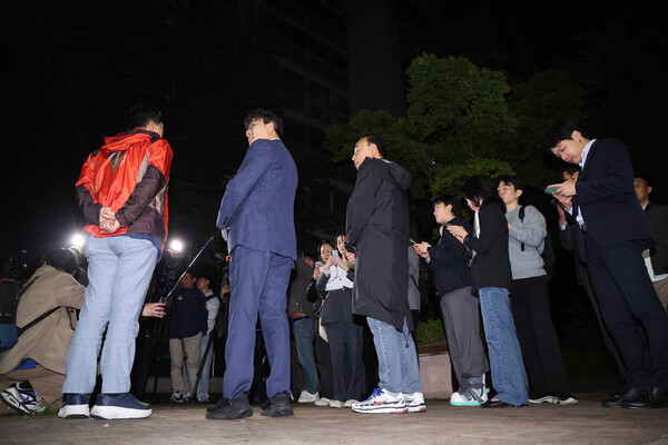 국민의힘 권성동 원내대표와 김기현·박덕흠 의원이 6일 후보 단일화 압박에 반발하며 후보 일정을 중단하고 상경한 김문수 대선 후보를 만나기 위해 서울 관악구 김 후보의 자택 앞에서 기다리고 있다. 2025.5.6. 연합뉴스