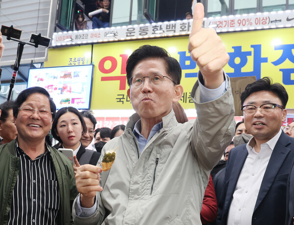 국민의힘 김문수 대선 후보가 6일 경북 포항시 죽도시장을 찾아 어묵을 먹으며 엄지를 치켜들고 있다. 2025.5.6. 연합뉴스