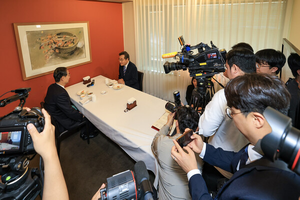 6일 서울 중구 컨퍼런스하우스달개비에서 무소속 한덕수 대선 예비후보와 이낙연 전 국무총리가 오찬 회동을 하고 있다. 2025.5.6 [공동취재] 연합뉴스