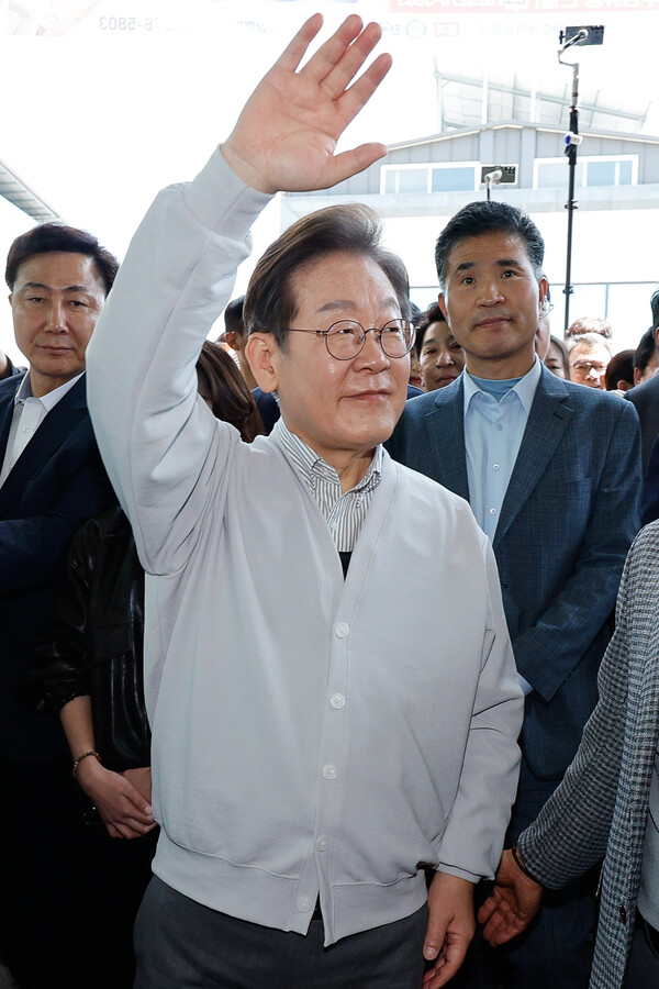 더불어민주당 이재명 대선 후보가 '골목골목 경청투어:국토종주편'에 나선 7일 전북 임실군 임실시장에서 시민 및 지지자들에게 인사를 하고 있다. 2025.5.7 [공동취재] 연합뉴스