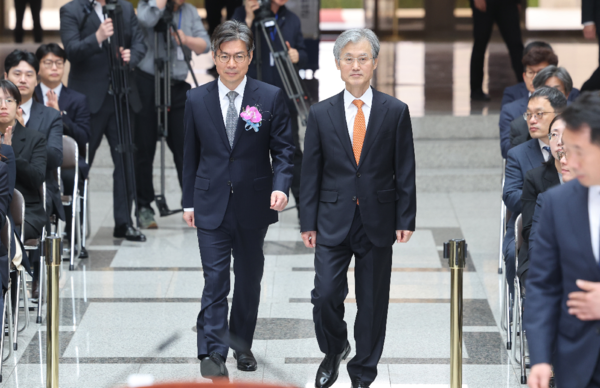 마용주 신임 대법관(왼쪽)이 지난 4월9일 서울 서초구 대법원에서 열린 취임식에 조희대 대법원장과 함께 입장하고 있는 모습. 연합뉴스