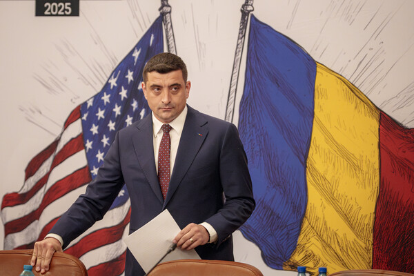 4일 루마니아 대선 재선거 1차 투표에서 압도적인 1위를 차지한 루마니아결속동맹당의 제오르제 시미온 후보(38)가 6일 부쿠레슈티에서 루마니아-미국 비즈니스 컨퍼런스에 참석하고 있다. 2025.5.6. AP 연합뉴스 