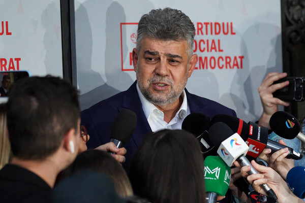 집권 연정 사민당 소속의 마르첼 치올라쿠 총리가 5일 잇단 선거 패배에 총리직 사퇴를 발표하고 있다. 2025.5.5. 로이터 연합뉴스 