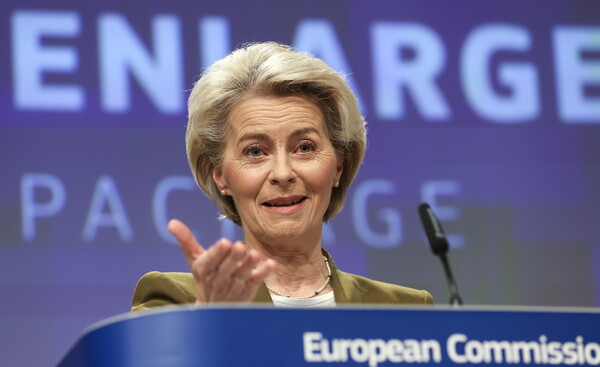 우르줄라 폰데어라이엔 유럽연합(EU) 집행위원장이 8일(현지시간) 벨기에 브뤼셀에서 '2023년 EU 확장 패키지'에 대한 기자회견을 하고 있다. 집행위는 이날 이사회에 우크라이나의 EU 가입을 위한 협상 개시를 권고했다. 2023.11.09. EPA 연합뉴스