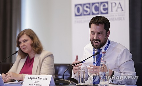 에오간 머피 유럽안보협력기구(OSCE) 민주제도 및 인권 감시미션(ODIHR) 사무실 대표가 5일 전날 치러진 루마니아 대선 1차 투표 과정을 평가하고 있다. 왼쪽은 루치에 포토코바 OSCE 조정관. 2025.5.5. EPA 연합뉴스 