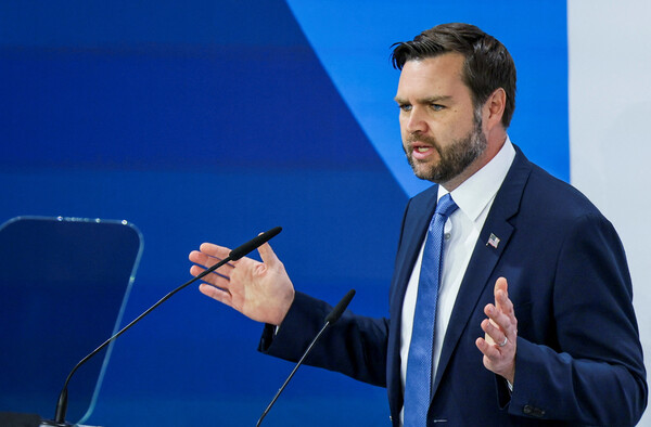 J. D. 밴스 미국 부통령이 14일 독일 뮌헨에서 열린  뮌헨안보회의에 참석해 기조연설을 하고 있다. 밴스 부통령은 이 자리에서 "유럽의 최대 위험은 러이아나 중국이 아니라, 내부로부터의 위험"이라면서 루마니아 대선 무효를 언급했다. 2025. 02. 14 [로이터=연합뉴스]