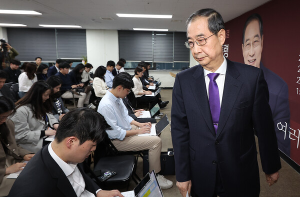 무소속 한덕수 대통령선거 예비후보가 7일 서울 영등포구 선거캠프 사무실에서 열린 기자회견을 마치고 나서고 있다. 2025.5.7. 연합뉴스