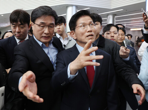 국민의힘 김문수 대선 후보가 6일 아시아태평양경제협력체(APEC) 회의장인 경북 경주시 경주화백컨벤션센터에서 국민의힘 재선 의원 모임 간사인 엄태영 의원과 초선 의원 모임 간사인 김대식 의원의 방문을 받고 일정 중단을 선언한 뒤 이동하고 있다. 2025.5.6. 연합뉴스