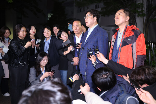 국민의힘 권성동 원내대표와 김기현·박덕흠 의원이 6일 후보 단일화 압박에 반발하며 후보 일정을 중단하고 상경한 김문수 대선 후보를 만나기 위해 서울 관악구 김 후보의 자택 앞에서 기다리다 김 후보가 오지 않자 자리를 떠나며 입장을 밝히고 있다. 2025.5.6. 연합뉴스