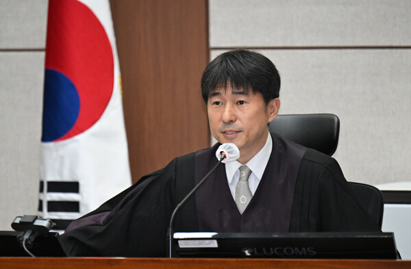 지귀연 부장판사가 21일 서울 서초구 서울중앙지법에서 열린 윤석열 전 대통령 내란 우두머리 혐의 형사재판 2차 공판에서 취재진들의 퇴장을 명령하고 있다. 2025.4.21 [사진공동취재단] 연합뉴스