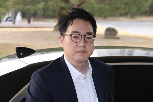 심우정 검찰총장이 9일 서울 서초구 대검찰청으로 출근하고 있다. 한편 고용노동부는 전날 심 총장 딸의 외교부 특혜 채용 의혹과 관련한 신고를 접수하고 조사에 나섰다. 2025.4.9. 연합뉴스