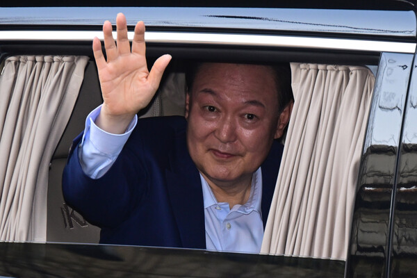 윤석열 전 대통령이 11일 한남동 관저에서 서울 서초구 아크로비스타 사저로 이동하며 지지자들에게 인사하고 있다. 2025.4.11 [공동취재] 연합뉴스