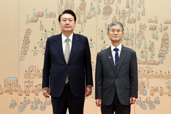 윤석열 대통령이 8일 서울 용산 대통령실 청사에서 조희대 신임 대법원장에게 임명장을 수여한 뒤 기념 촬영을 하고 있다. 2023.12.8 [대통령실통신사진기자단] 연합뉴스